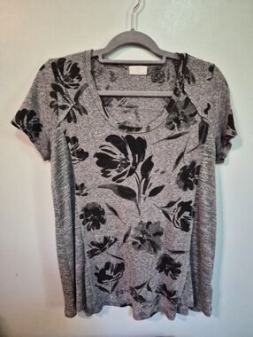 Anthropologie Gray Short-Sleeve Scoop Neck Tee with Black Floral Print